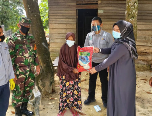 Nenek Munil Kesulitan Bahan Pangan Selama Covid, PLTU Tenayan Raya Berikan Bantuan