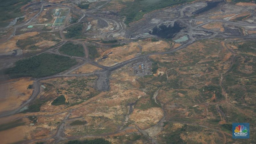Foto: Foto udara menunjukkan tambang ilegal yang berada di wilayah Kutai Kartanegara, Kalimantan Timur. (CNBC Indonesia/Tri Susilo)